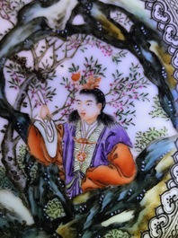 Une assiette en porcelaine de Chine famille rose &agrave; d&eacute;cor de figures dans un jardin, R&eacute;publique, 20&egrave;me