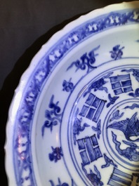 Een Chinese blauwwitte 'acht trigrammen' schotel, Ming