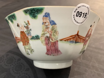 Een Chinese octagonale famille rose kom met figuren in een landschap, Daoguang merk en periode