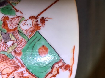 Un pot &agrave; pinceaux en porcelaine de Chine famille verte sur socle en bois, Kangxi