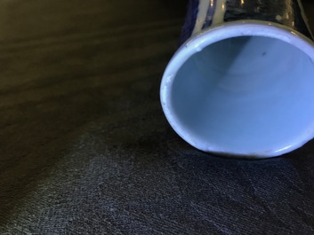 Un grand vase de forme bouteille en porcelaine de Chine bleu et blanc, Wanli