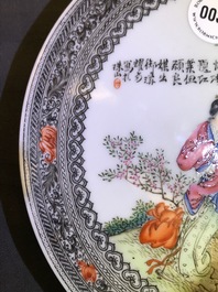 Une assiette en porcelaine de Chine famille rose &agrave; d&eacute;cor de figures dans un jardin, R&eacute;publique, 20&egrave;me