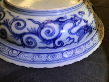 Un plat en porcelaine de Chine bleu et blanc &agrave; d&eacute;cor des 'huit trigrammes', Ming