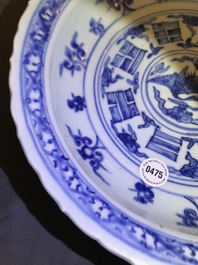 Un plat en porcelaine de Chine bleu et blanc &agrave; d&eacute;cor des 'huit trigrammes', Ming