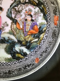 Une assiette en porcelaine de Chine famille rose &agrave; d&eacute;cor de figures dans un jardin, R&eacute;publique, 20&egrave;me