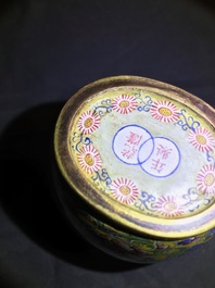 Un petit vase couvert en &eacute;maux de P&eacute;kin, marque et poss. &eacute;poque de Qianlong