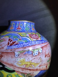 Un petit vase couvert en &eacute;maux de P&eacute;kin, marque et poss. &eacute;poque de Qianlong