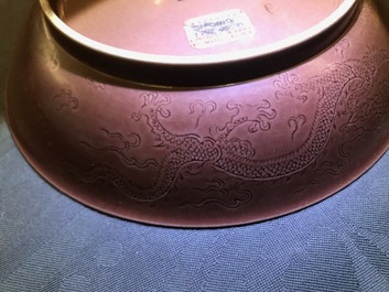 Een Chinese monochrome aubergine schotel met onderglazuur drakendecor, Jiaqing merk en periode