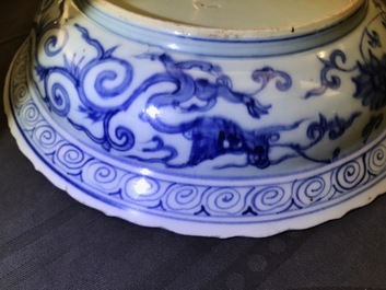 Un plat en porcelaine de Chine bleu et blanc &agrave; d&eacute;cor des 'huit trigrammes', Ming