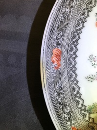 Une assiette en porcelaine de Chine famille rose &agrave; d&eacute;cor de figures dans un jardin, R&eacute;publique, 20&egrave;me