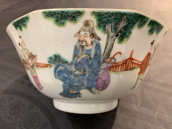 Un bol en porcelaine de Chine famille rose &agrave; d&eacute;cor de figures dans un paysage, marque et &eacute;poque de Daoguang