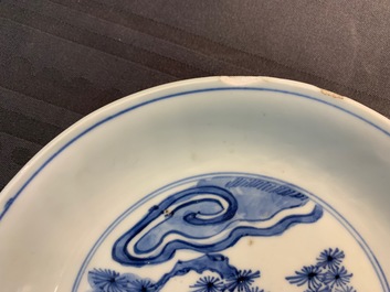 Een paar Chinese blauwwitte 'Drie vrienden van de winter' borden, Chenghua merk, Wanli