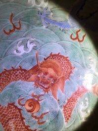 Une coupe sur piedouche en porcelaine de Chine &agrave; d&eacute;cor de dragons, marque et &eacute;poque de Jiaqing