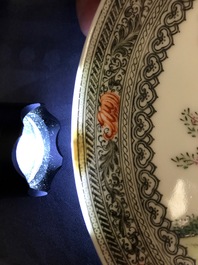 Une assiette en porcelaine de Chine famille rose &agrave; d&eacute;cor de figures dans un jardin, R&eacute;publique, 20&egrave;me