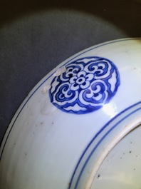 Un plat en porcelaine de Chine bleu et blanc, marque de Xuande, Ming