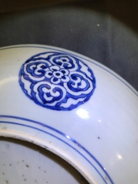 Un plat en porcelaine de Chine bleu et blanc, marque de Xuande, Ming