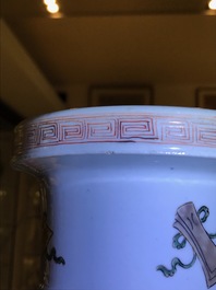 Un vase de forme rouleau en porcelaine de Chine famille verte, marque et &eacute;poque de Kangxi