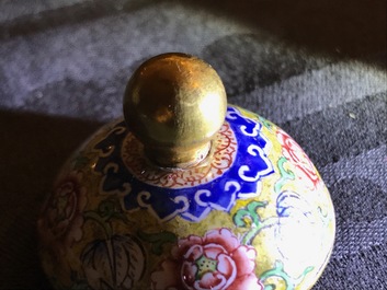 Un petit vase couvert en &eacute;maux de P&eacute;kin, marque et poss. &eacute;poque de Qianlong