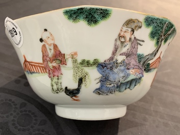 Een Chinese octagonale famille rose kom met figuren in een landschap, Daoguang merk en periode