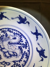 Un plat en porcelaine de Chine bleu et blanc, marque de Xuande, Ming