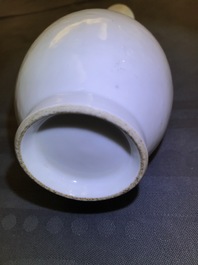 Un vase de forme bouteille en porcelaine blanc de Chine &agrave; d&eacute;cor floral incis&eacute;, vers 1900