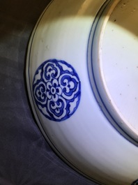 Een Chinese blauwwitte schotel met een gevleugelde draak, Xuande merk, Ming