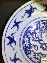 Un plat en porcelaine de Chine bleu et blanc, marque de Xuande, Ming