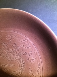 Un plat en porcelaine de Chine aubergine monochrome &agrave; d&eacute;cor incis&eacute; d'un dragon, marque et &eacute;poque de Jiaqing