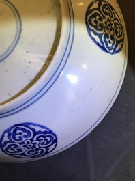 Un plat en porcelaine de Chine bleu et blanc, marque de Xuande, Ming