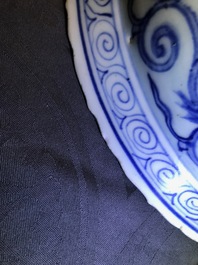 Un plat en porcelaine de Chine bleu et blanc &agrave; d&eacute;cor des 'huit trigrammes', Ming