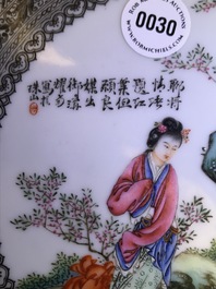 Une assiette en porcelaine de Chine famille rose &agrave; d&eacute;cor de figures dans un jardin, R&eacute;publique, 20&egrave;me