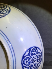 Un plat en porcelaine de Chine bleu et blanc, marque de Xuande, Ming