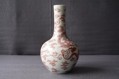 Un vase de forme bouteille en porcelaine de Chine rouge de cuivre aux dragons, 19/20&egrave;me