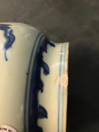 Een Chinese blauwwitte vaas met wolken en vlammende parels, Transitie periode