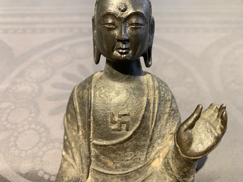 Een Chinese bronzen figuur van Boeddha, Ming