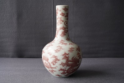 Un vase de forme bouteille en porcelaine de Chine rouge de cuivre aux dragons, 19/20&egrave;me