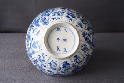 Un bol en porcelaine de Chine bleu et blanc en forme de lotus, marque de Xuande, Kangxi