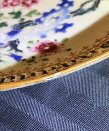 Een paar Chinese famille rose borden met opengewerkte rand, Qianlong