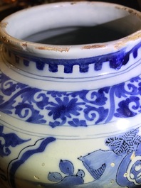 Een blauwwitte Delftse pot met chinoiserie decor, eind 17e eeuw