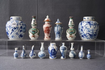 Un lot vari&eacute; de vases miniatures en porcelaine de Chine, Kangxi et apr&egrave;s