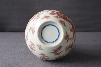 Un vase de forme bouteille en porcelaine de Chine rouge de cuivre aux dragons, 19/20&egrave;me