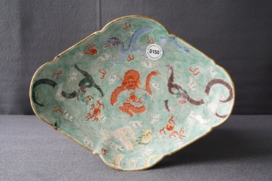 Une coupe sur piedouche en porcelaine de Chine &agrave; d&eacute;cor de dragons, marque et &eacute;poque de Jiaqing