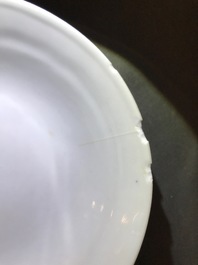 Un bol couvert sur pr&eacute;sentoir en porcelaine de Chine, Qianlong/Jiaqing