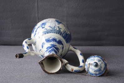 Une verseuse couverte en porcelaine de Chine bleu et blanc &agrave; monture en argent, &eacute;poque Transition