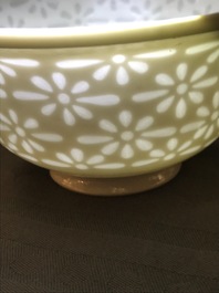 A Chinese Dehua blanc de Chine 'rice grain' bowl and cover, 18/19th C.