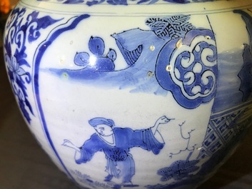 Un vase &agrave; d&eacute;cor de chinoiserie en fa&iuml;ence de Delft en bleu et blanc, fin du 17&egrave;me