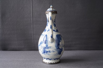 Une verseuse couverte en porcelaine de Chine bleu et blanc &agrave; monture en argent, &eacute;poque Transition