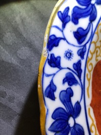 Een Chinese blauwwitte en ijzerrode dekselkom op schotel, Qianlong/Jiaqing