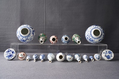 Un lot vari&eacute; de vases miniatures en porcelaine de Chine, Kangxi et apr&egrave;s