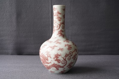 Un vase de forme bouteille en porcelaine de Chine rouge de cuivre aux dragons, 19/20&egrave;me